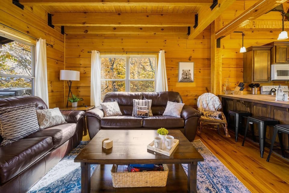 Dramatic main floor living space in Pigeon Forge, TN, USA