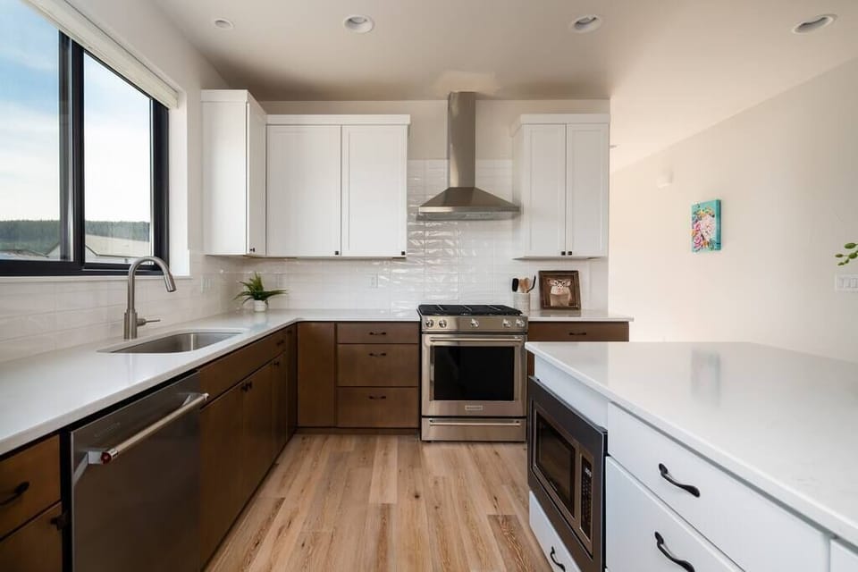 kitchen with 4 seats at the kitchen island