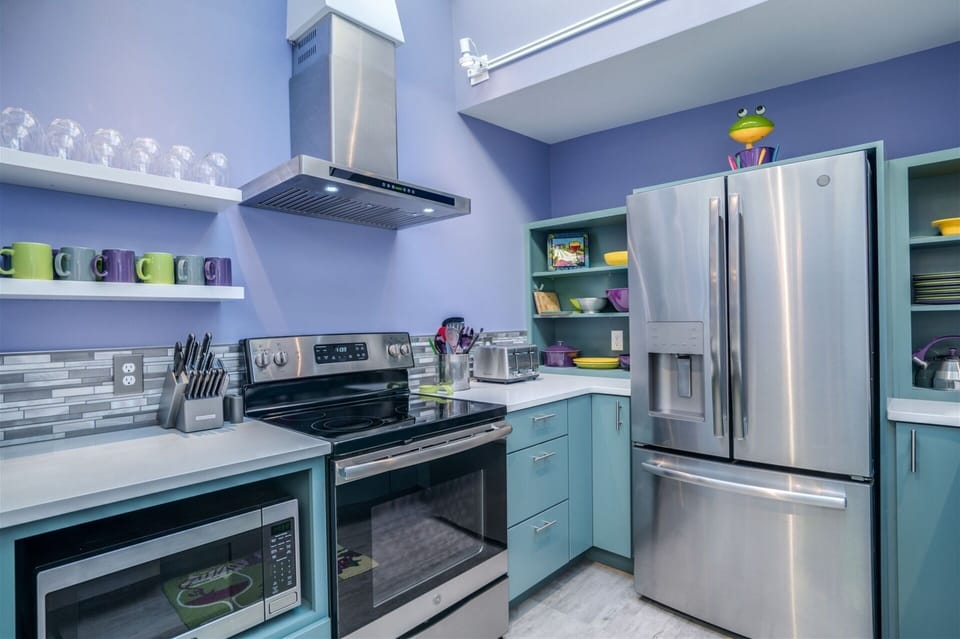 Newly furnished kitchen will not dissappoint.