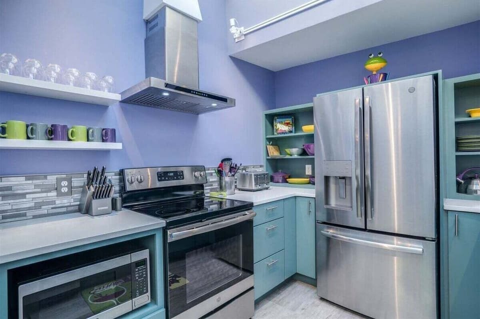 Newly furnished kitchen will not dissappoint.