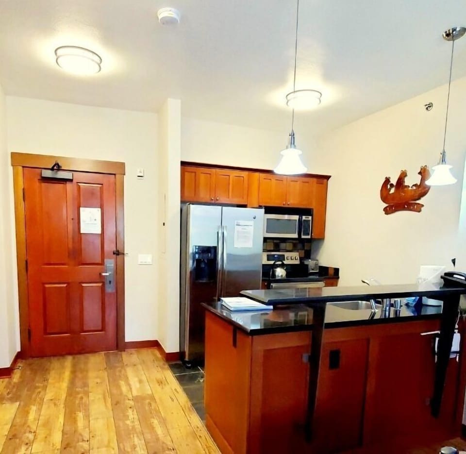 With sleek stainless steel appliances and a full suite of cookware, this kitchen is ready to meet all your needs