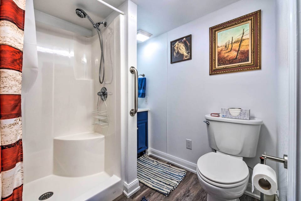 Full Bathroom | Towels Provided
