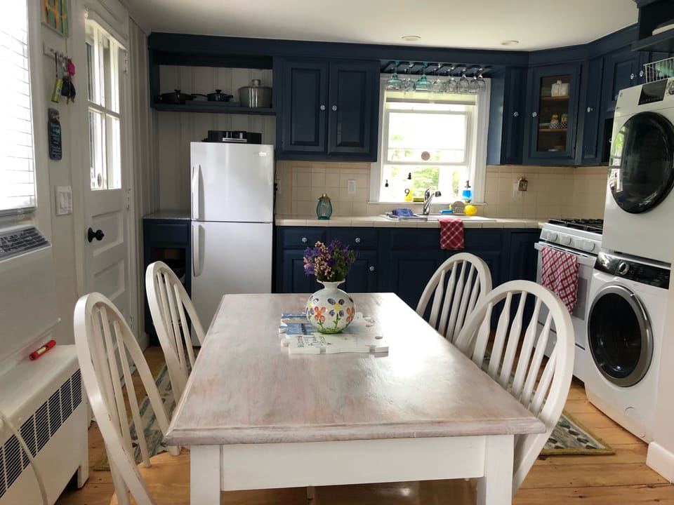 seating for 4 with 2 additional stools 