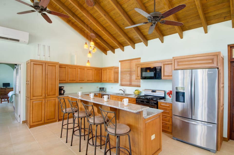 Fully equipped kitchen with breakfast bar