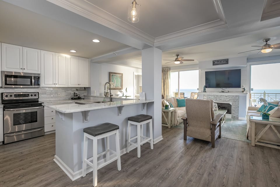 Kitchen with Breakfast Bar