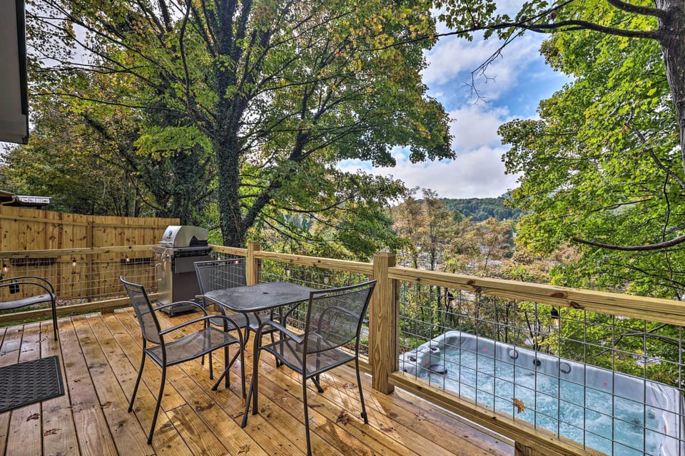 West Jefferson Vacation Rental | 1BR | 1BA | Single Story | Stairs Required