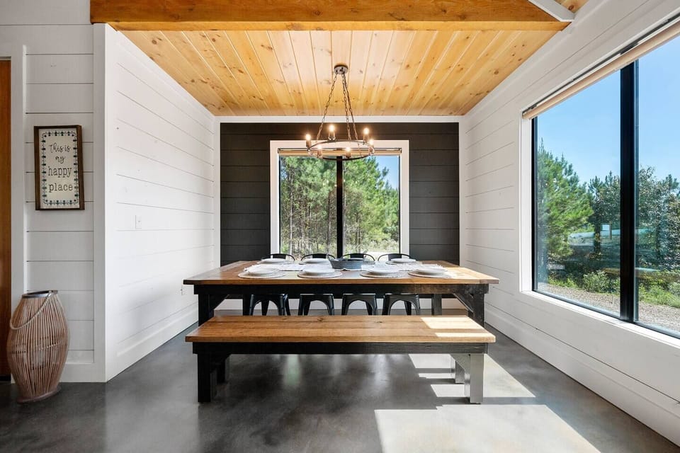Dining Room (seats 8)
