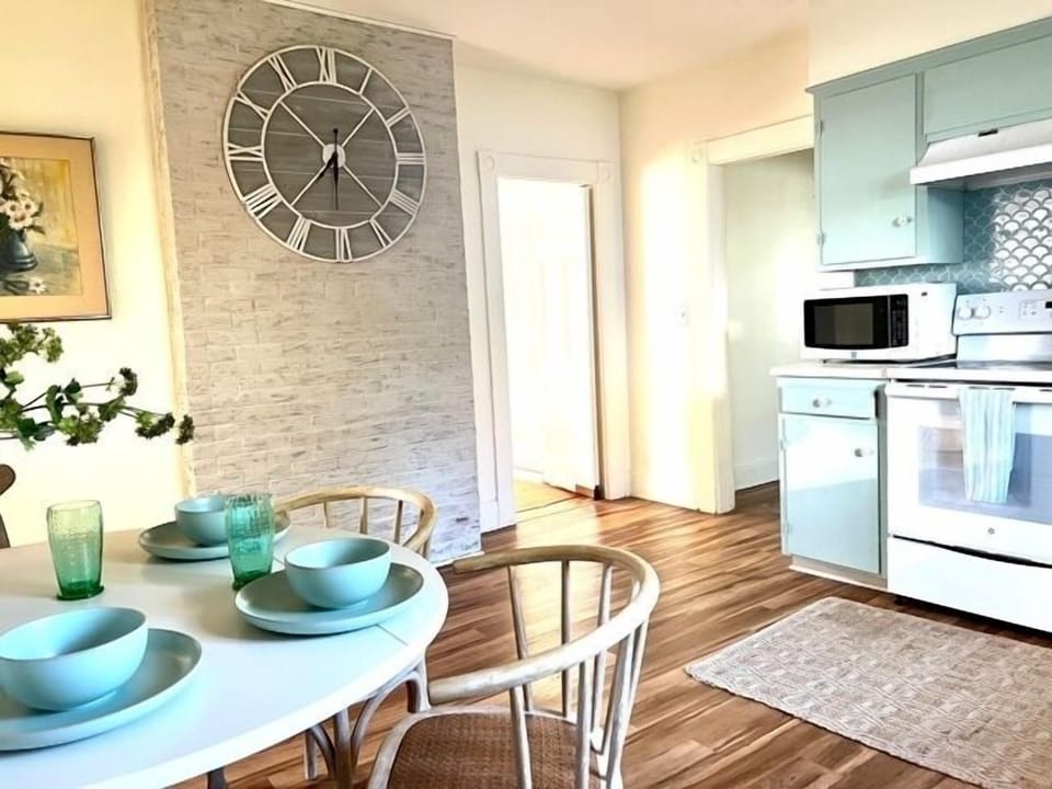Walk in to the cute kitchen and dining table set!