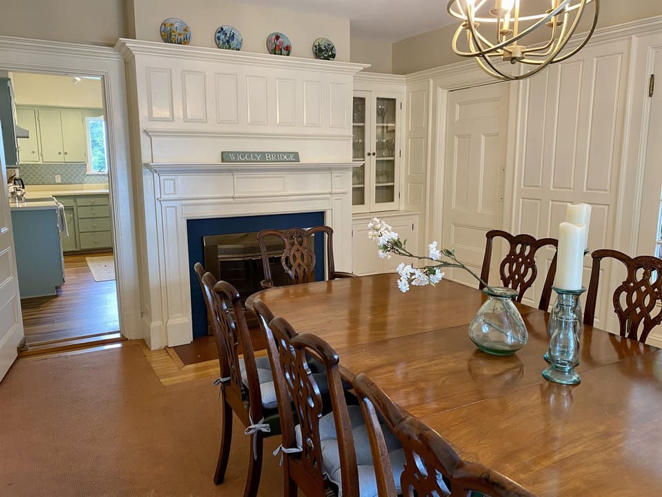 Picture of previous table showing access to the kitchen