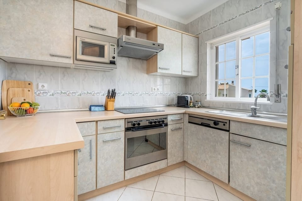 Kitchen with dishwasher, fridge + little freezer, Microwave