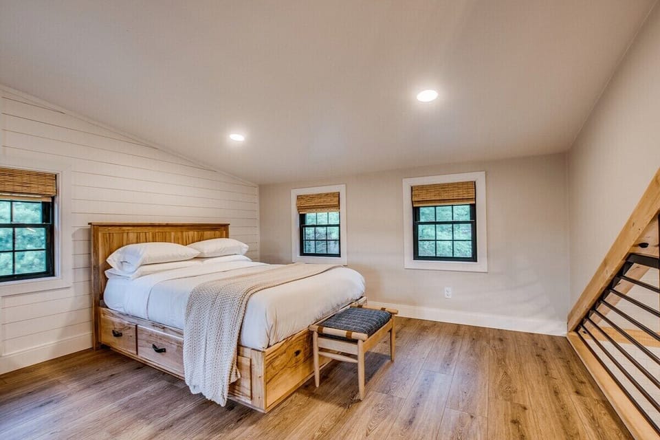 Queen bed in upstairs loft space