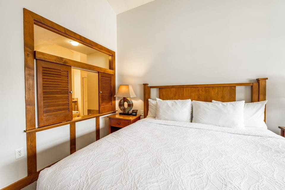 Bedroom 2 with 1 Queen Bed