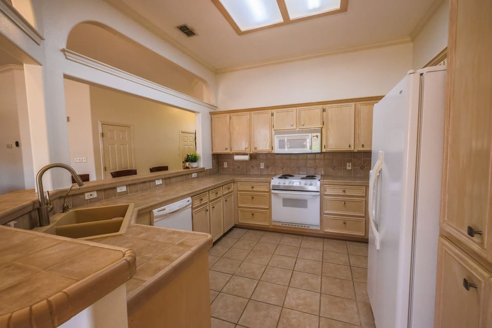 Large entertainable kitchen with eating bar and nook