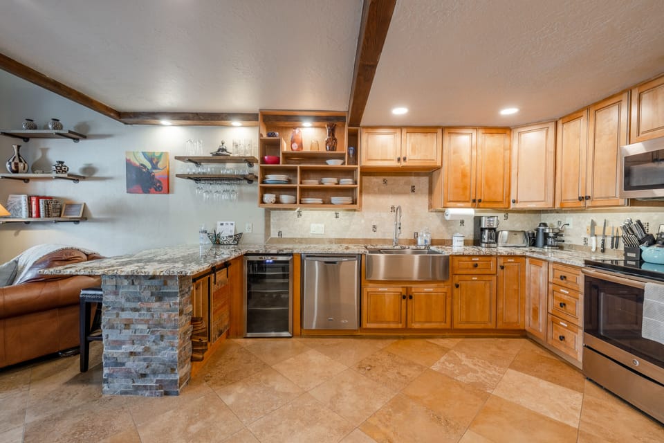Gormet style kitchen fully stocked with everything you need.