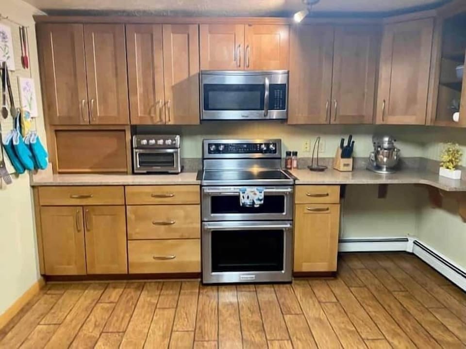 (19) spacious fully stocked kitchen for all your at home cooking needs