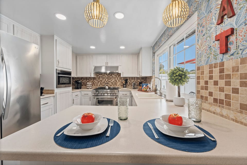 Enjoy a snack at the breakfast nook!
