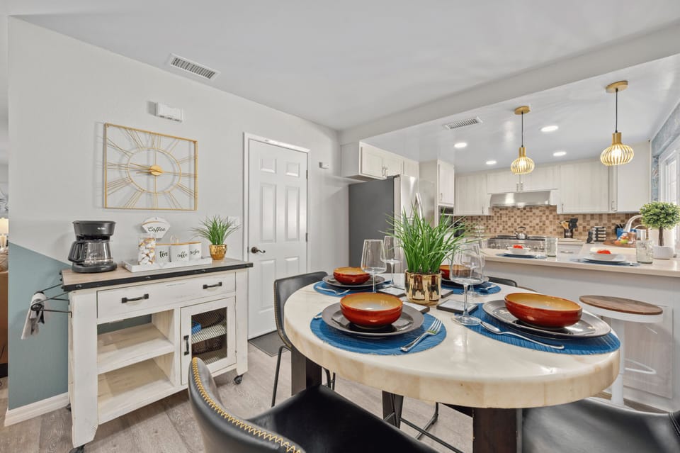 Enjoy a snack at the breakfast nook!
