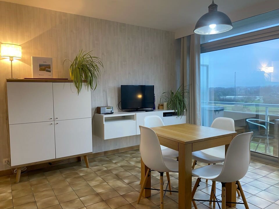 Table, Furniture, Property, Building, Wood, Interior Design, Houseplant, Lighting, Flooring, House