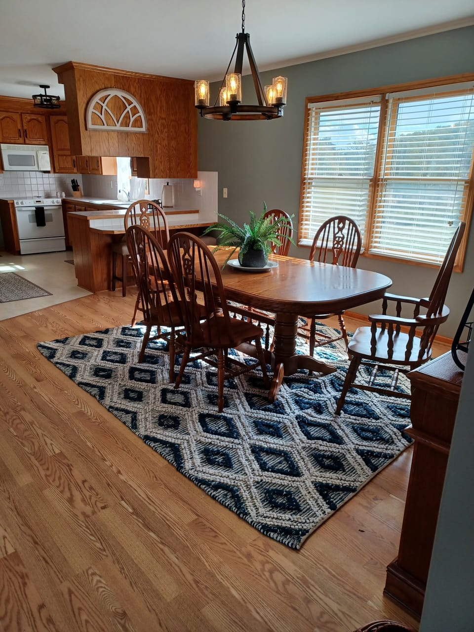 DINING ROOM/ KITCHEN