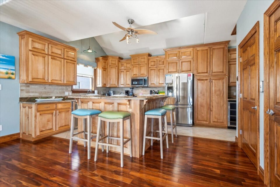 With a beachy teek wood vibe, you`ll feel transformed to an elevated bungalow feel in this fully equipped kitchen.