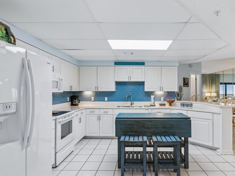 Fully Equipped Kitchen - Island Seats Two