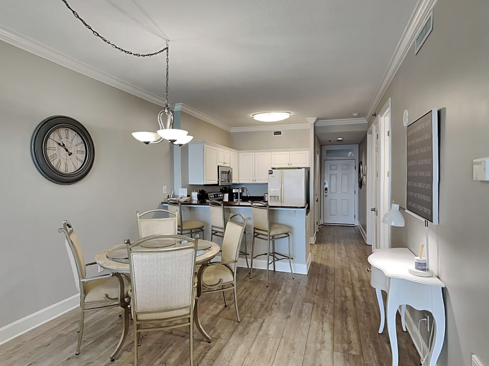 Dining Area - Table and Bar Seating