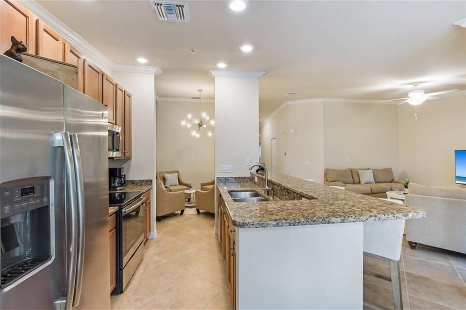 Kitchen w/ Breakfast Bar
