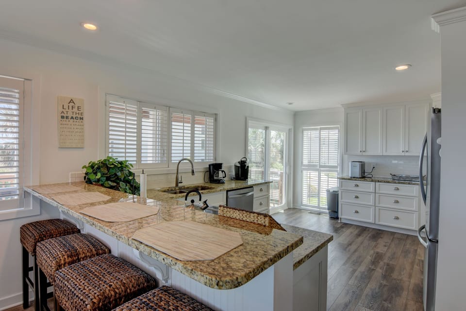Breakfast bar with seating for four