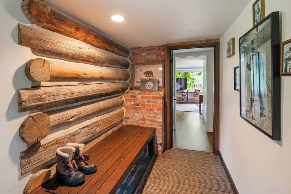 Boot/coat room off entry