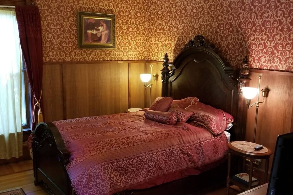 2nd Floor Wine Suite Bedroom