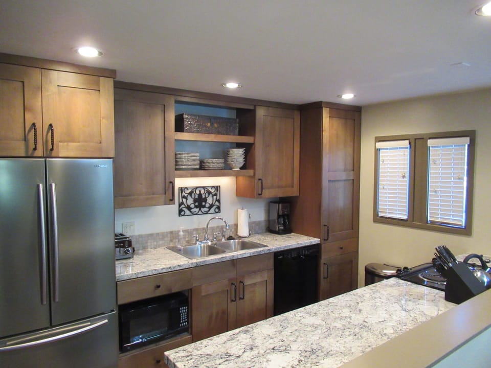 Full kitchen with plenty of room to create your in house culinary delights