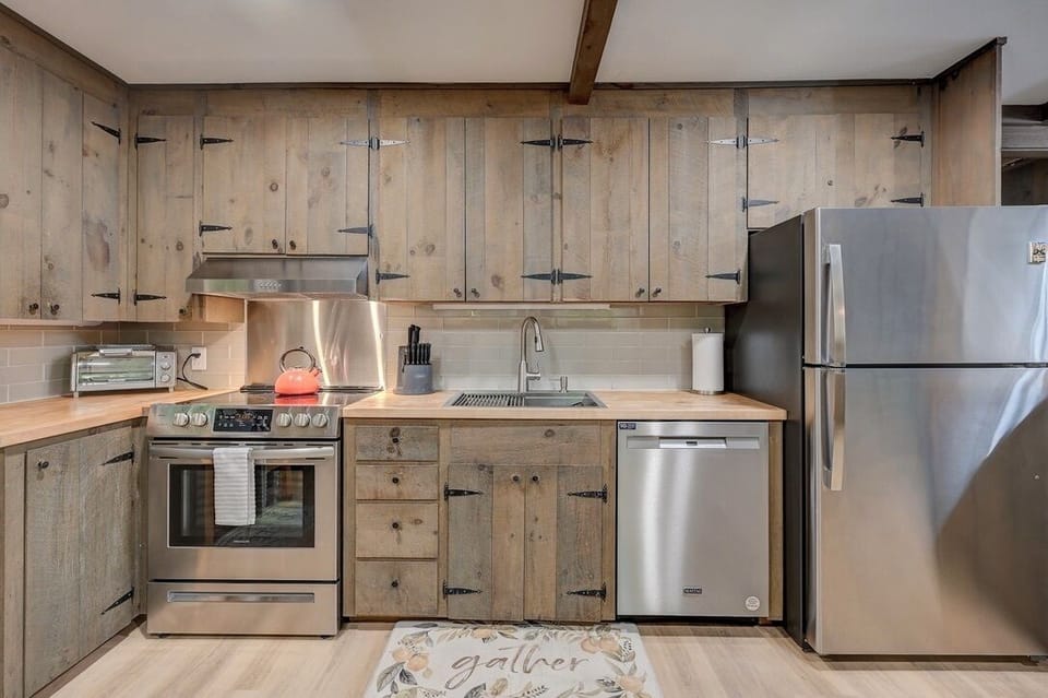 Fully Stocked Kitchen

