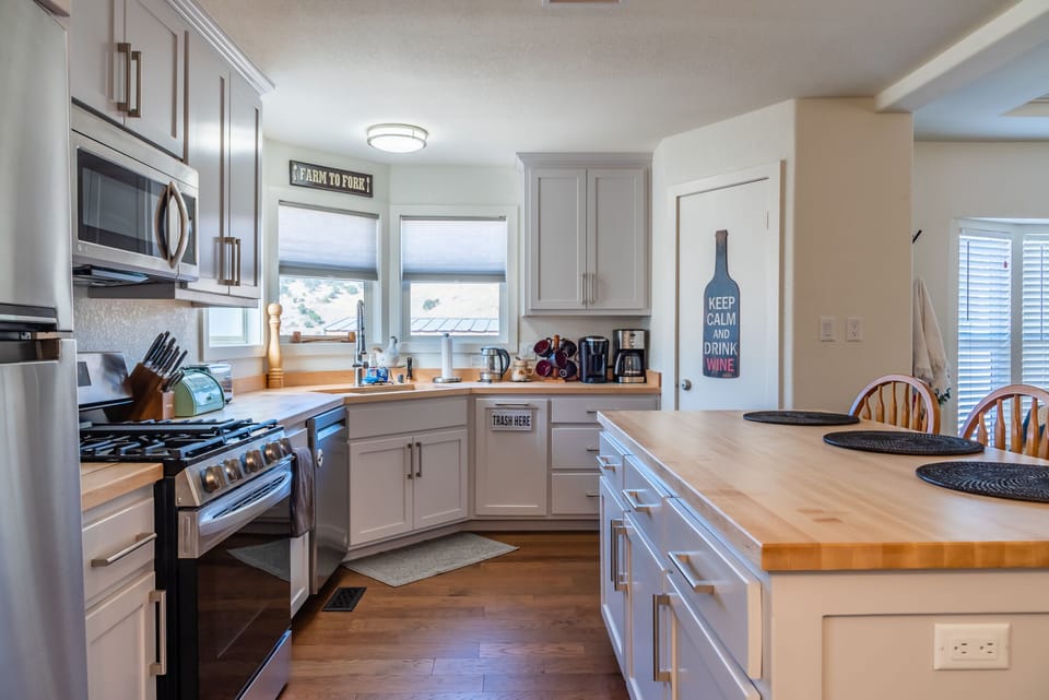 Kitchen - Gas Range and Large Island Make Meal Prep Easy!