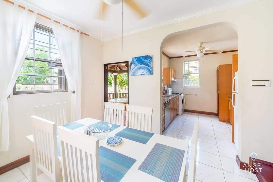Lovely dining area off the kitchen w/ table for 6