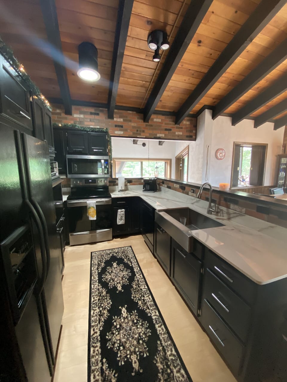 The full kitchen has newly installed porcelain countertops. 