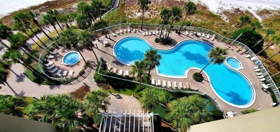 Tower 1 pool, shown from our balcony
