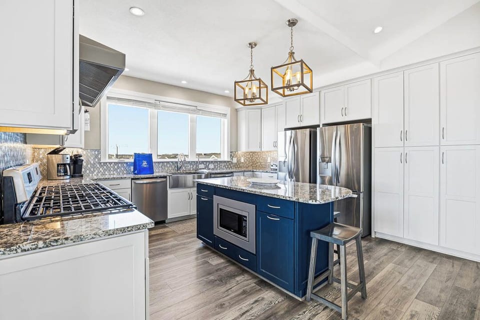 Top-Level Kitchen with Bar (seats 4)
