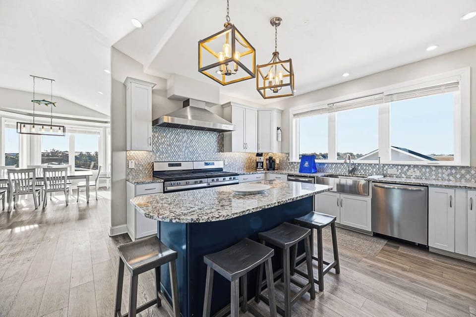 Top-Level Kitchen with Bar (seats 4)