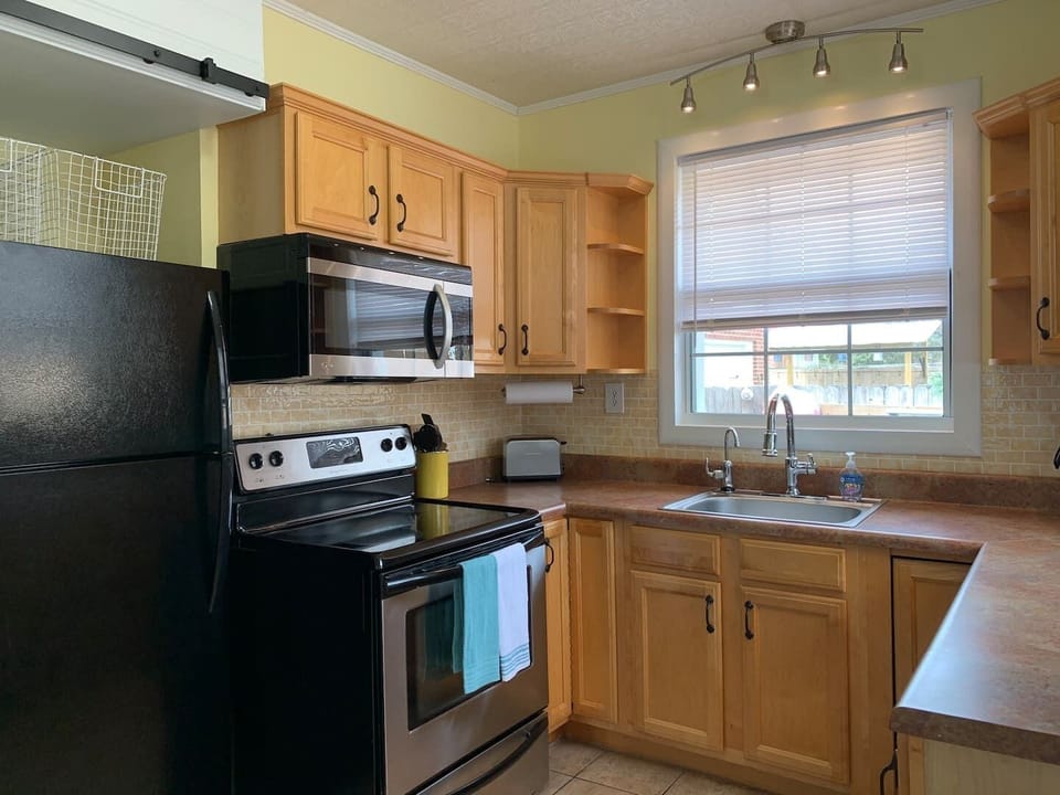 Kitchen has all you need for cooking or heating up left overs or carry out