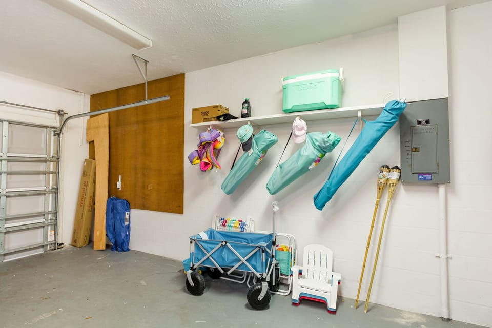 All the beach supplies you need, plus beach towels and 4 bikes! 