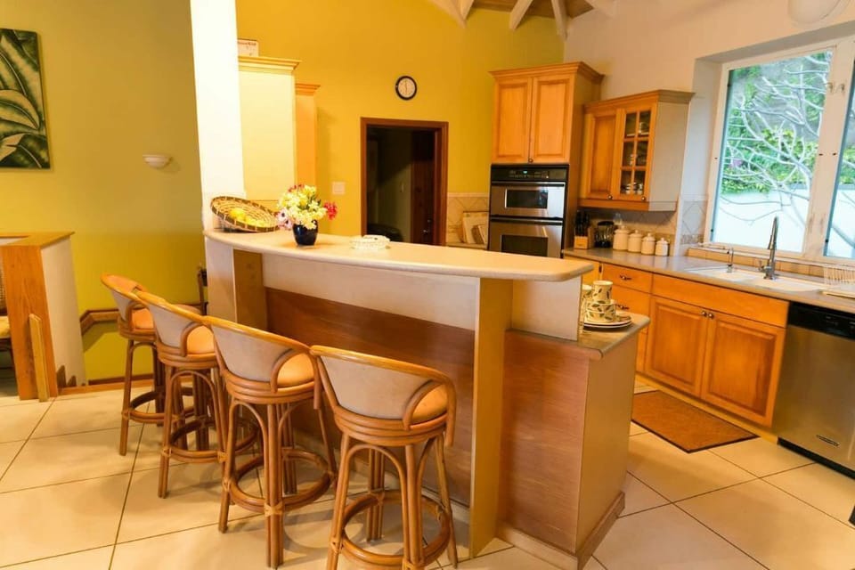 Breakfast bar well equipped kitchen with maid:cook/laundry service 