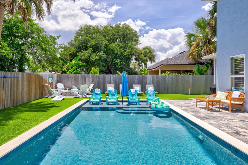 Refreshing pool with seating for the whole group
