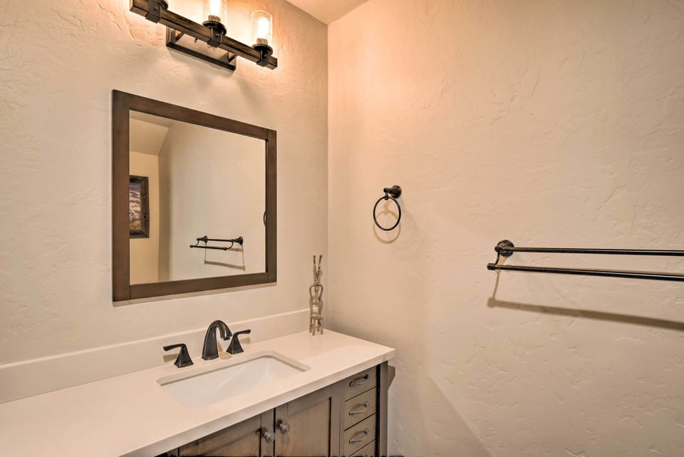 3/4 Bathroom | Linens & Towels | Complimentary Toiletries | 2nd Floor
