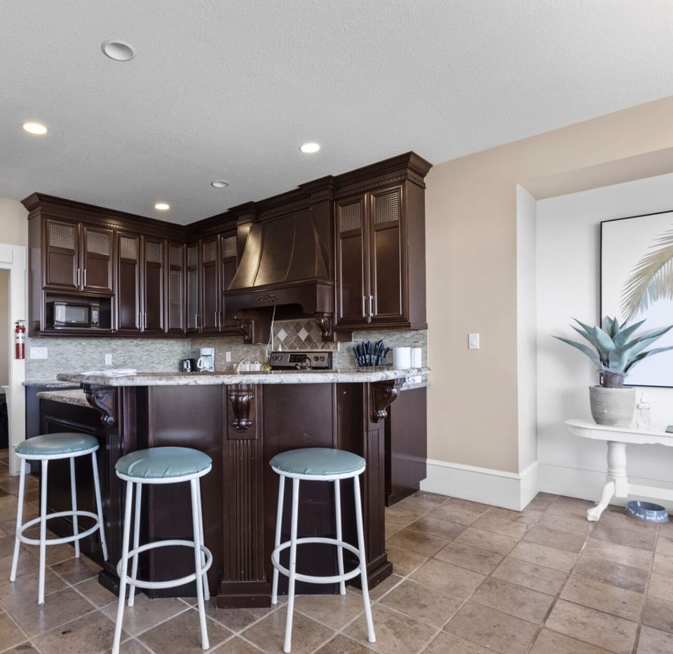 Kitchen with island 