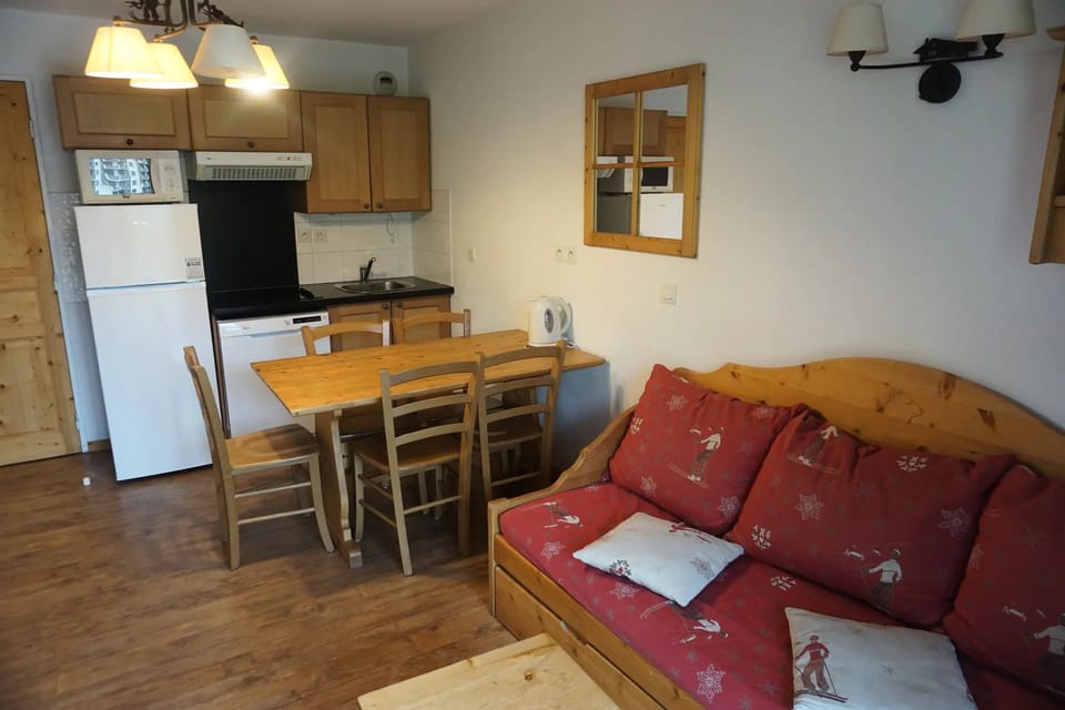 2-room apartment with a separate bedroom, sleeps 6 Apartment in Provence-Alpes-Côte d'Azur