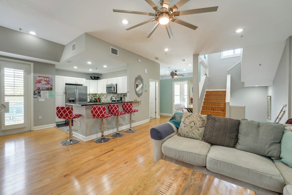 Interior | Breakfast Bar | Kitchen