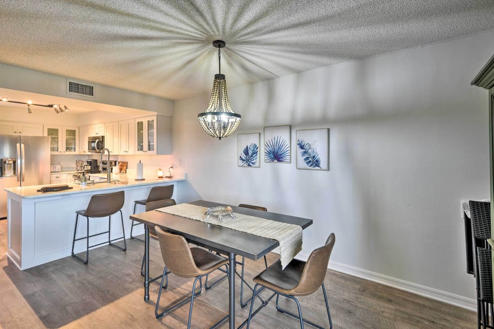 Dining Area | Dishware & Flatware Provided