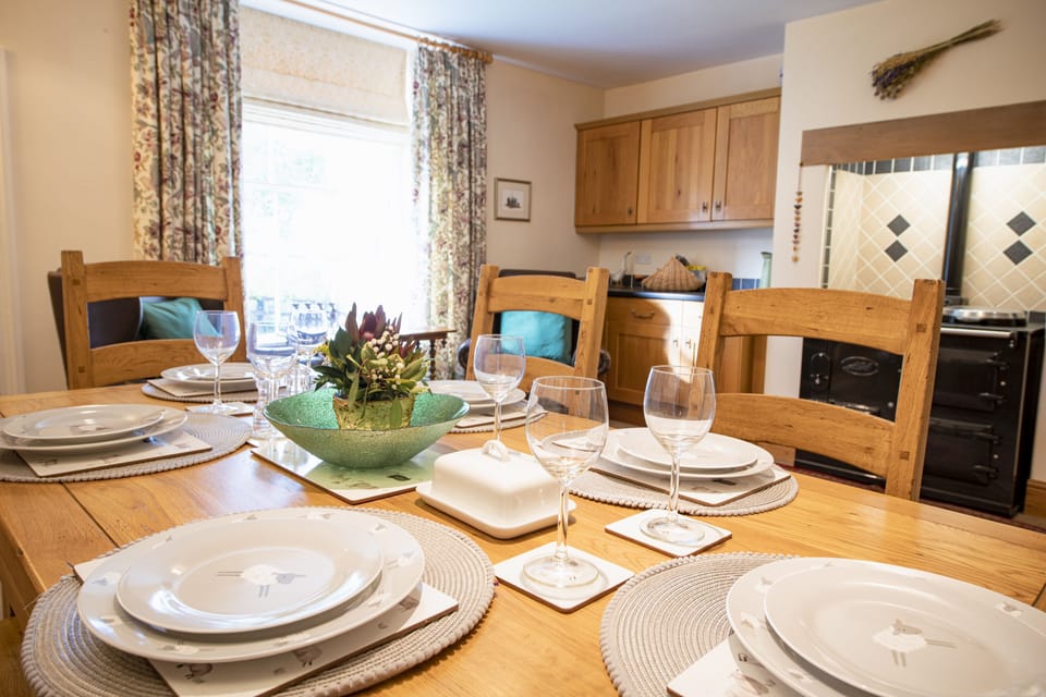 Lime Kiln Farm, near Malton: Dine comfortably around the farmhouse table and warming Aga