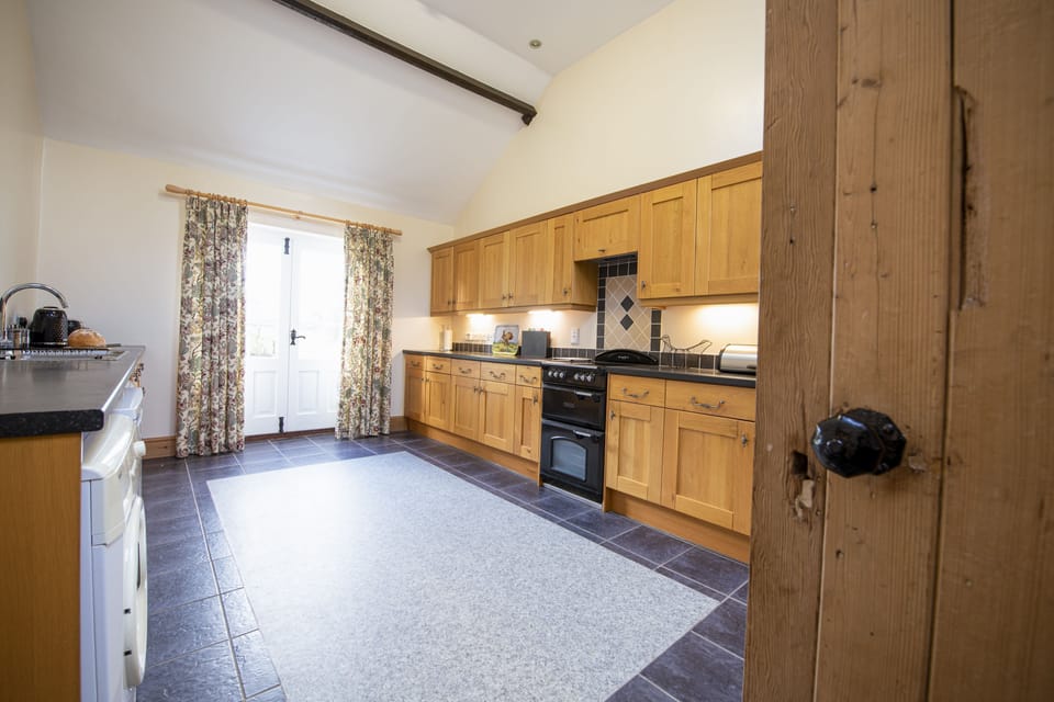 Ground floor: Plenty of cupboards in the well-equipped kitchen