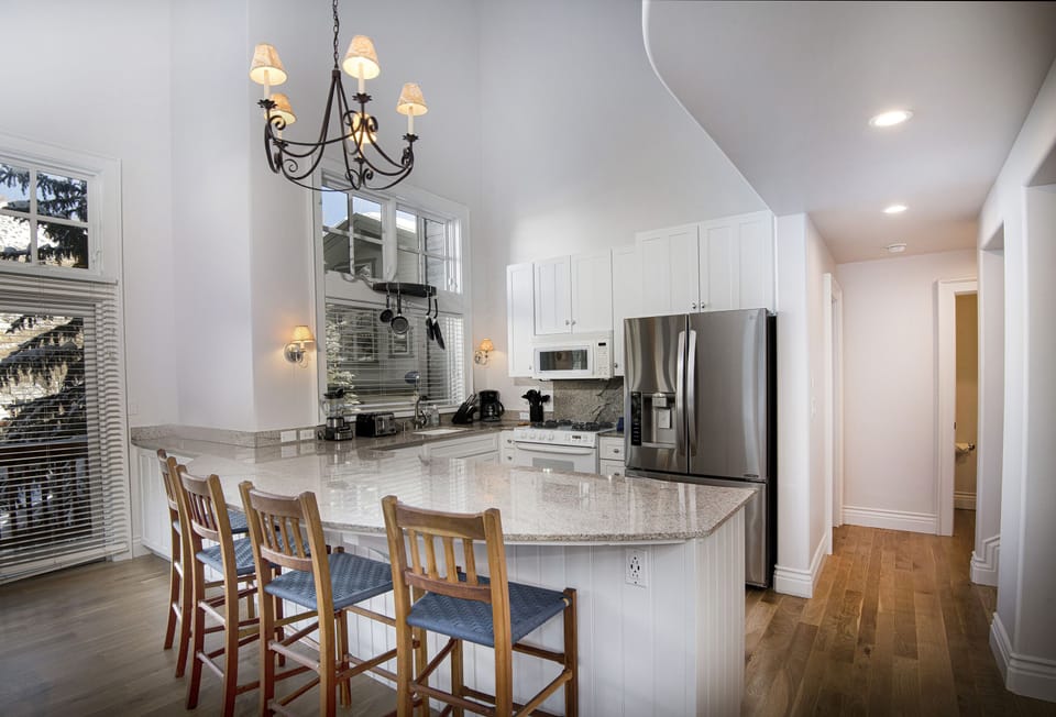 Kitchen with bar - Open counter space with dining bar